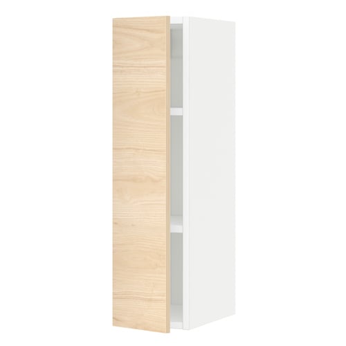 Pionowa szafka kuchenna ikea METOD z białymi i jasnymi drzwiami w kolorze drewna jesionowego.