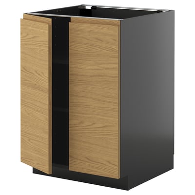 Nowoczesna czarno-dębowa szafka kuchenna z systemu ikea METOD o minimalistycznym designie i zintegrowanych uchwytach.