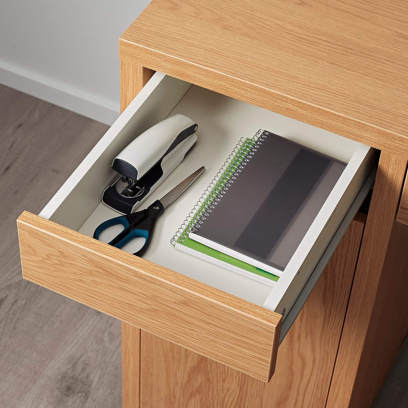 Письмовий стіл IKEA MICKE, імітація дуба, 105 × 50 см — фото 5