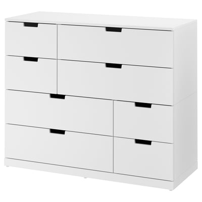 Biała komoda NORDLI z 6 szufladami. Nowoczesny design z czarnymi uchwytami, prostokątnym kształtem i czystymi liniami ułatwiającymi umieszczenie.