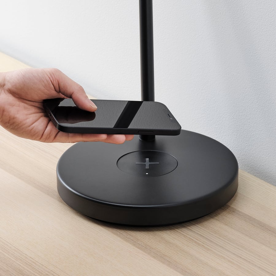 NYMÅNE rakstāmg. lampa ar bezvadu lādētāju, antracīta krāsā