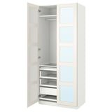 Biała szafa PAX, otwarte półki i szuflady, nowoczesny minimalistyczny design.
