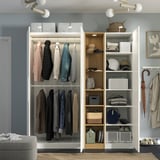 Szafa PAX z wiszącymi ubraniami, półkami i schowkami, gładkie drzwi.