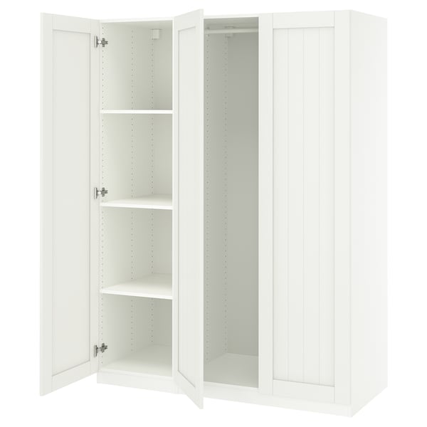 Biała szafa ikea PAX z otwartymi drzwiczkami, odsłaniającymi puste półki w środku.