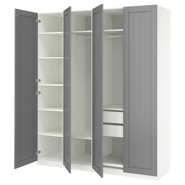 Otwarta szara szafa ikea PAX z wieloma półkami i przegródkami. Ma elegancki, prostokątny design i nowoczesną, minimalistyczną estetykę.