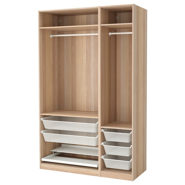 Szafa IKEA PAX w kolorze jasnego dębu z otwartymi przegrodami, drążkami i koszami do przechowywania.