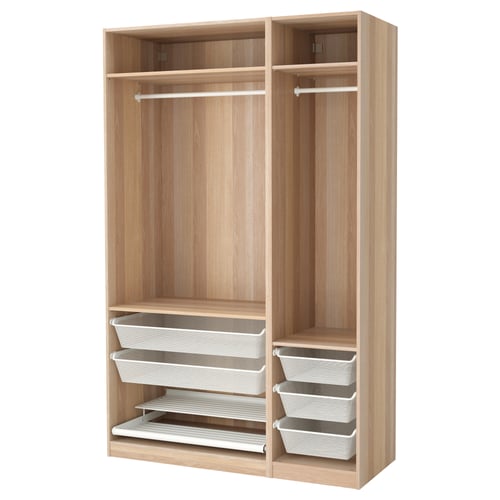 Szafa IKEA PAX w kolorze jasnego dębu z otwartymi przegrodami, drążkami i koszami do przechowywania.