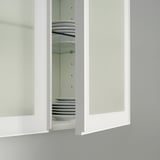 Folia okienna PUCKELFLY, częściowo zainstalowana, biała, prostokątna, światło prywatne.