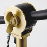 Luksusowa złoto-lampa z regulowanym ramieniem. Wysokiej jakości materiały i elegancki design zapewniają precyzyjne oświetlenie.