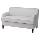 Rockksen loveseat to pokrowiec z tkaniny w biało-szare paski, klasyczny design z podwiniętymi ramionami i zakładkami oraz ciemnymi drewnianymi nogami.