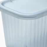Przezroczyste, prążkowane pudełko z tworzywa sztucznego z pokrywką, przeznaczone do porządkowania drobnych przedmiotów, wykonane z materiału pochodzącego z recyklingu.