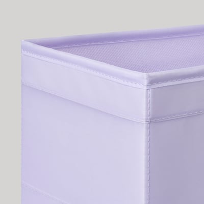Sześć fioletowych pudełek SKUBB, trzy ułożone jeden na drugim, dwa inne obok nich, wykonane z tkaniny poliestrowej pochodzącej z recyklingu, idealne do organizowania drobiazgów.