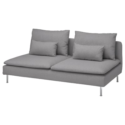 Jasnoszara nowoczesna sofa, minimalistyczny design, z metalowymi nogami, poduszkami i czystymi liniami.