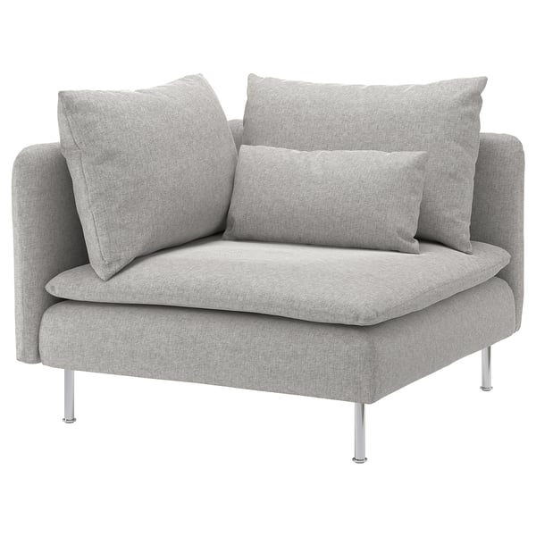 Szare krzesło SÖDERHAMN o miękkim, eleganckim designie i metalowych nogach, ozdobione trzema pasującymi poduszkami.