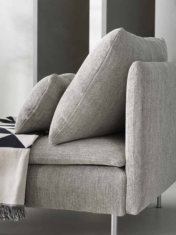 Nowoczesna sofa SÖDERHAMN z szarej tkaniny, głębokie siedzisko, smukłe linie, wysokie nogi, przytulny design.