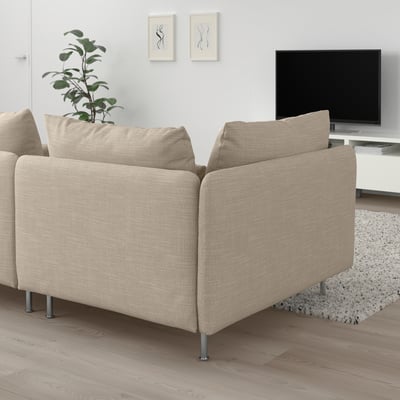 Beżowa sofa SÖDERHAMN, nowoczesna i wygodna, duża, z poduszkami i telewizorem.