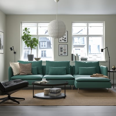 Turkusowa 3-osobowa sofa SÖDERHAMN, poduszki, stolik kawowy, duże okna.
