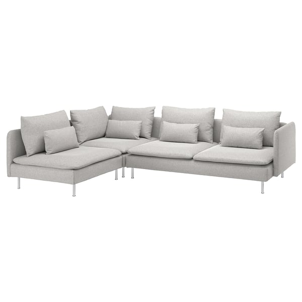 Nowoczesna, jasnoszara sofa SÖDERHAMN w kształcie litery L z głębokimi siedziskami i metalowymi nogami.