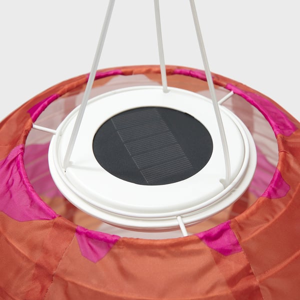 Zasilana energią słoneczną lampa wisząca z żywymi kloszami, wyposażona w ogniwa słoneczne i elegancki wygląd, idealna do oświetlenia zewnętrznego.