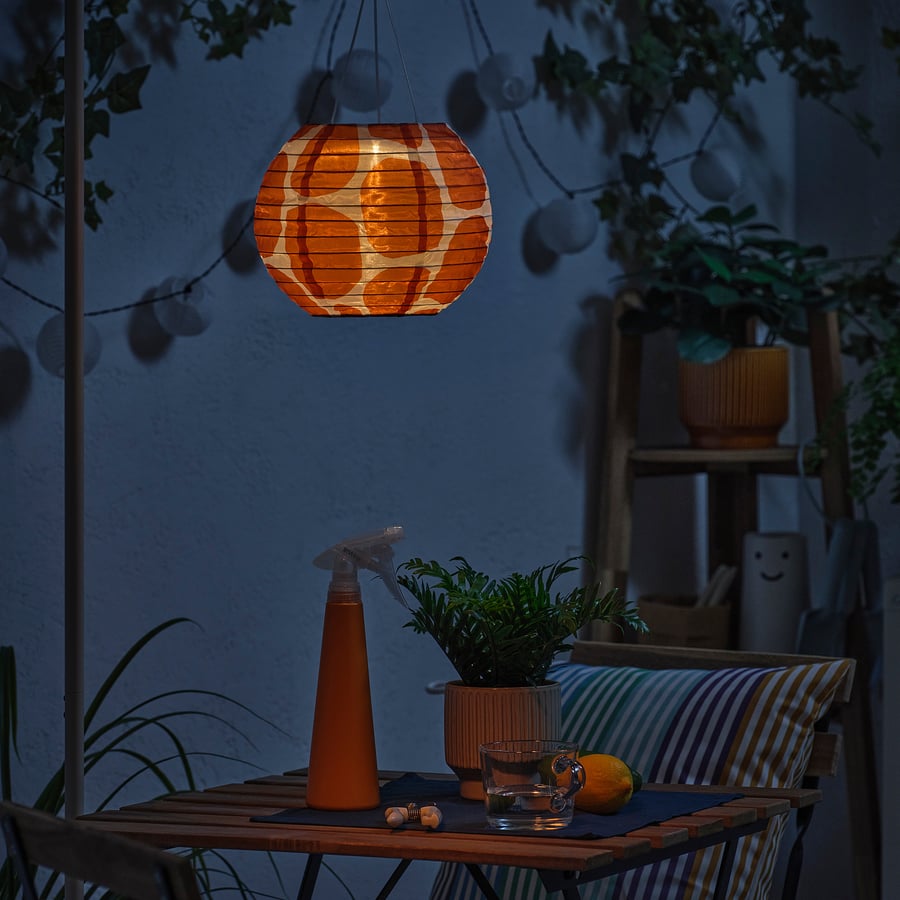SOLVINDEN iekaramā griestu lampa, punktains/ar saules baterijām oranžā krāsā, 22 cm