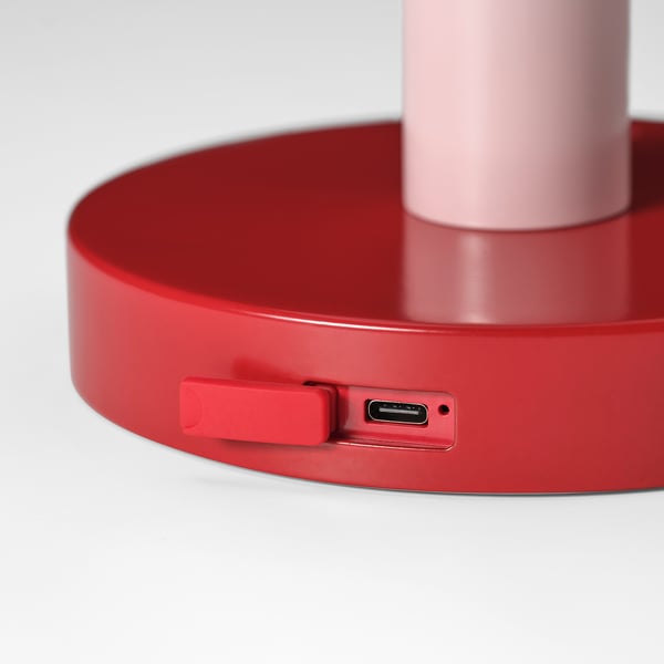 Czerwona podstawa lampy z portem USB, elegancki i nowoczesny design, prezentujący wysokiej jakości wykończenie i dbałość o szczegóły