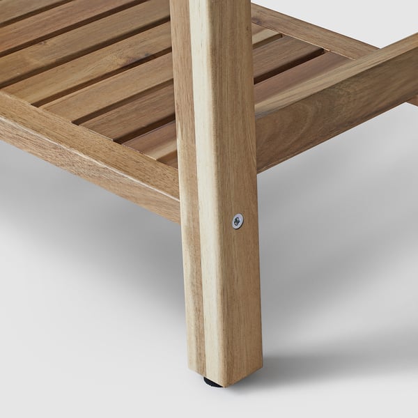 Zbliżenie na dobrze wykonaną półkę z drewna akacjowego; Naturalne wykończenie, solidna konstrukcja.