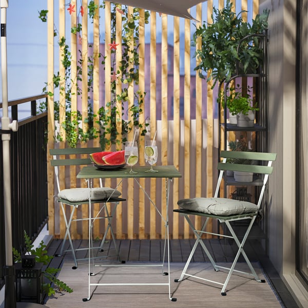 Mały zestaw tarasowy TÄRNÖ, zielony, drewno/stal, kompaktowy, przytulny balkon.