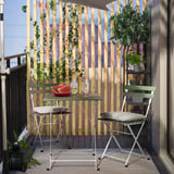 Mały zestaw tarasowy TÄRNÖ, zielony, drewno/stal, kompaktowy, przytulny balkon.