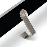 Hak ze stali nierdzewnej przymocowany do drewniano-metalowego stojaka, świadczący o jakości wykonania i solidnej konstrukcji.