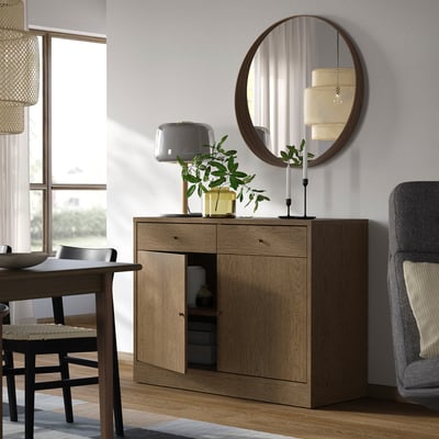 Stylowy brązowy drewniany kredens TONSTAD z lustrem, roślinami, lampą. Duży, uniwersalny, nowoczesny design.