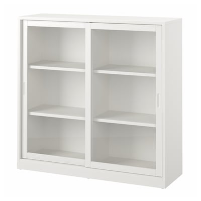 Biała szafka TONSTAD, przesuwne szklane drzwi, trzy półki, nowoczesny minimalistyczny design.