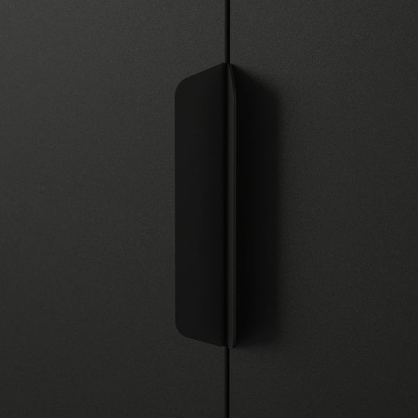 metalowy uchwyt szafki, elegancki i nowoczesny design, przymocowany do ciemnej powierzchni.