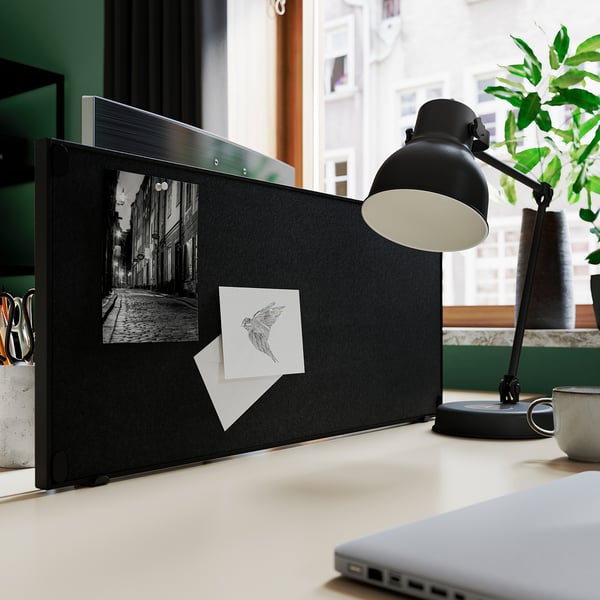 dwustronna tablica ogłoszeń na biurko: tablica korkowa, tablica suchościeralna, lampa, laptop.