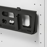 plastikowy suwak do przechowywania, przymocowany do białej ściany, z wieloma wycięciami i klipsem do bungee.