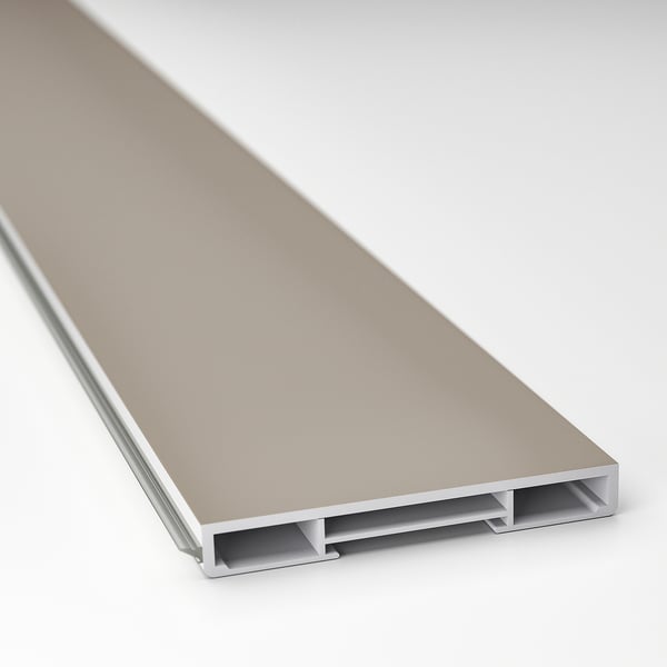 Nowoczesny cokół kuchenny w matowym beżu o eleganckim, gładkim wzornictwie i precyzyjnych krawędziach, oferujący schludne wykończenie.