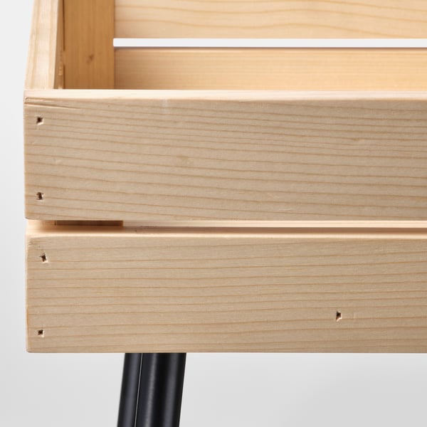 Drewniany kwietnik z eleganckimi czarnymi metalowymi nogami, prezentujący kunszt i nowoczesny design.