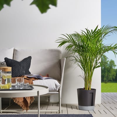 Patio z meblami VÅRDTRÄD pod jasnym niebem.