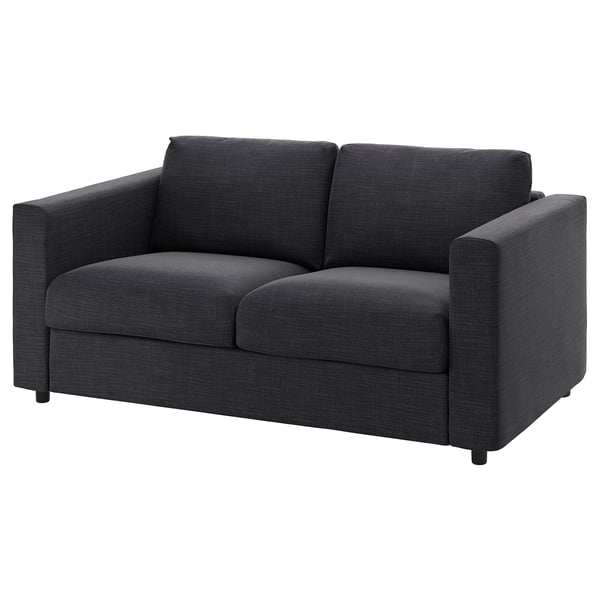 Ciemnoszara 2-osobowa sofa rozkładana z tkaniny VIMLE. Jego elegancki, nowoczesny design obejmuje dwie poduszki do siedzenia i poduszki oparcia z zapinaną na zamek, bezpieczną dla dzieci konstrukcją.