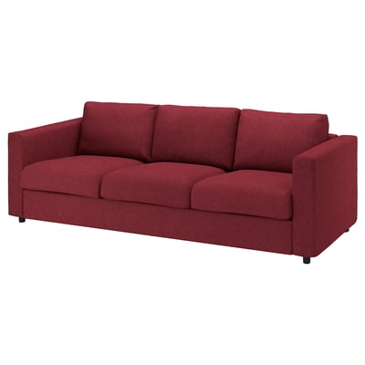 Czerwona sofa VIMLE z prostokątnymi poduszkami. Ma nowoczesny, minimalistyczny design z czystymi liniami i nośną ramą.