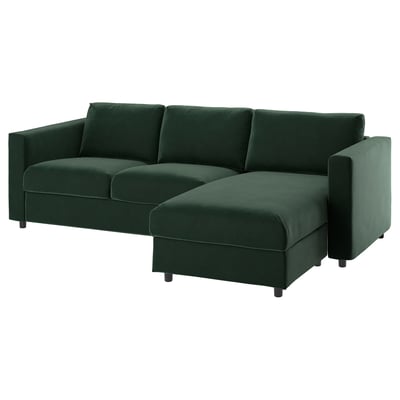 Przedstawia turkusowo-zieloną sofę VIMLE w kształcie litery L z szezlongiem i wbudowanym schowkiem. Nowoczesny design z ciemnymi drewnianymi nogami.
