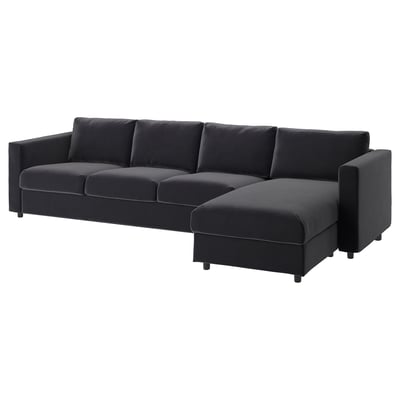 Szara sofa segmentowa VIMLE z szezlongiem, o nowoczesnym designie i ciemnym kolorze tkaniny.