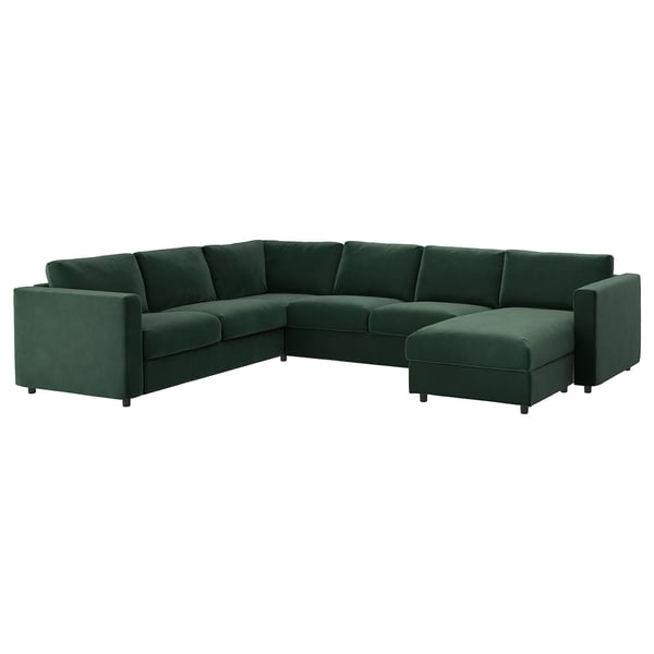 Ciemnozielona narożna sofa segmentowa w kształcie litery L o aksamitnej fakturze, nowoczesnym designie. Wygodne poduszki, wszechstronne siedzenia.