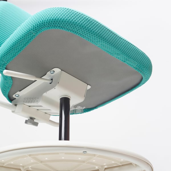 Ergonomiczne oparcie krzesła juniorskiego z siateczkową konstrukcją.