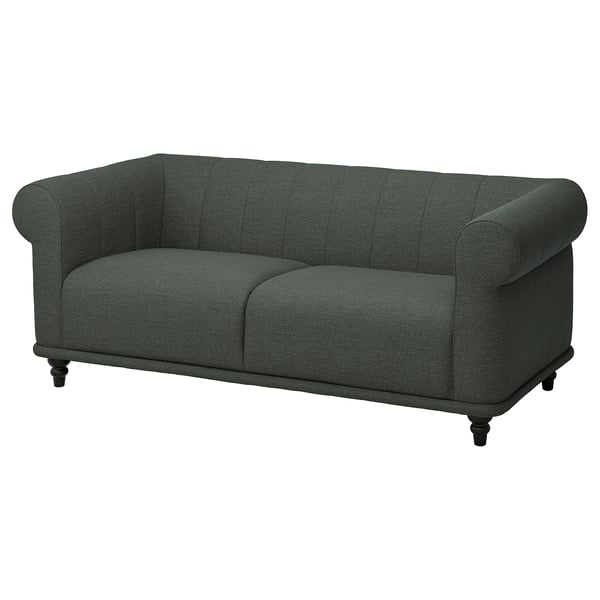 Zielona sofa VISKAFORS, klasyczny design, głębokie siedzisko, zaokrąglone podłokietniki, solidne drewniane nogi.