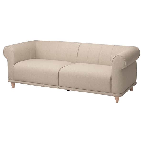 Beżowa sofa VISKAFORS z podłokietnikami, pluszowym siedziskiem, drewnianymi nogami. Klasyczny, zachęcający, miękki design.