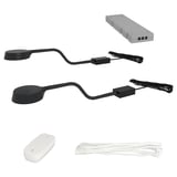 Zdjęcie przedstawia lampy szafkowe YTBERG ze ściemniaczem. Giętkie ramiona, smukłe czarne lampy i bezprzewodowy biały przełącznik.