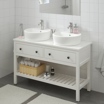 HEMNES vanity: 2 sinks, large mirror, 3 drawers, open shelf with toiletries and towels. Spacious, ideal for shared use.