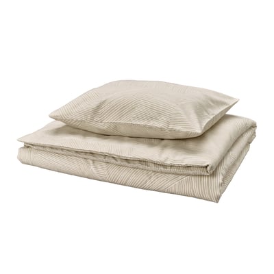 A JÄRNTRÄD bedding set in beige colour with a wavy pattern. Made from 100% recycled cotton.