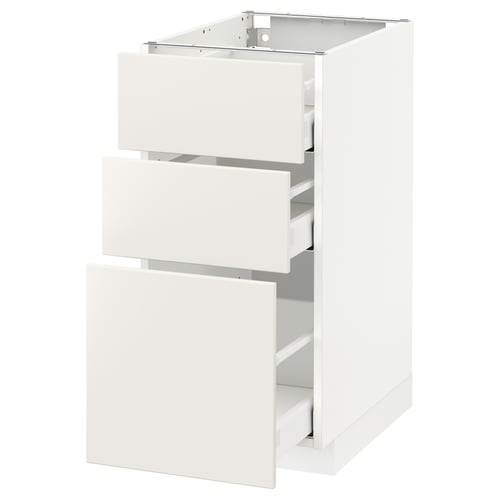 White METOD kitchen cabinet with three drawers.