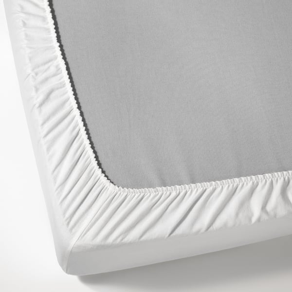 White fitted sheet with elastic band shown, designed for thick mattresses up to 26 cm.